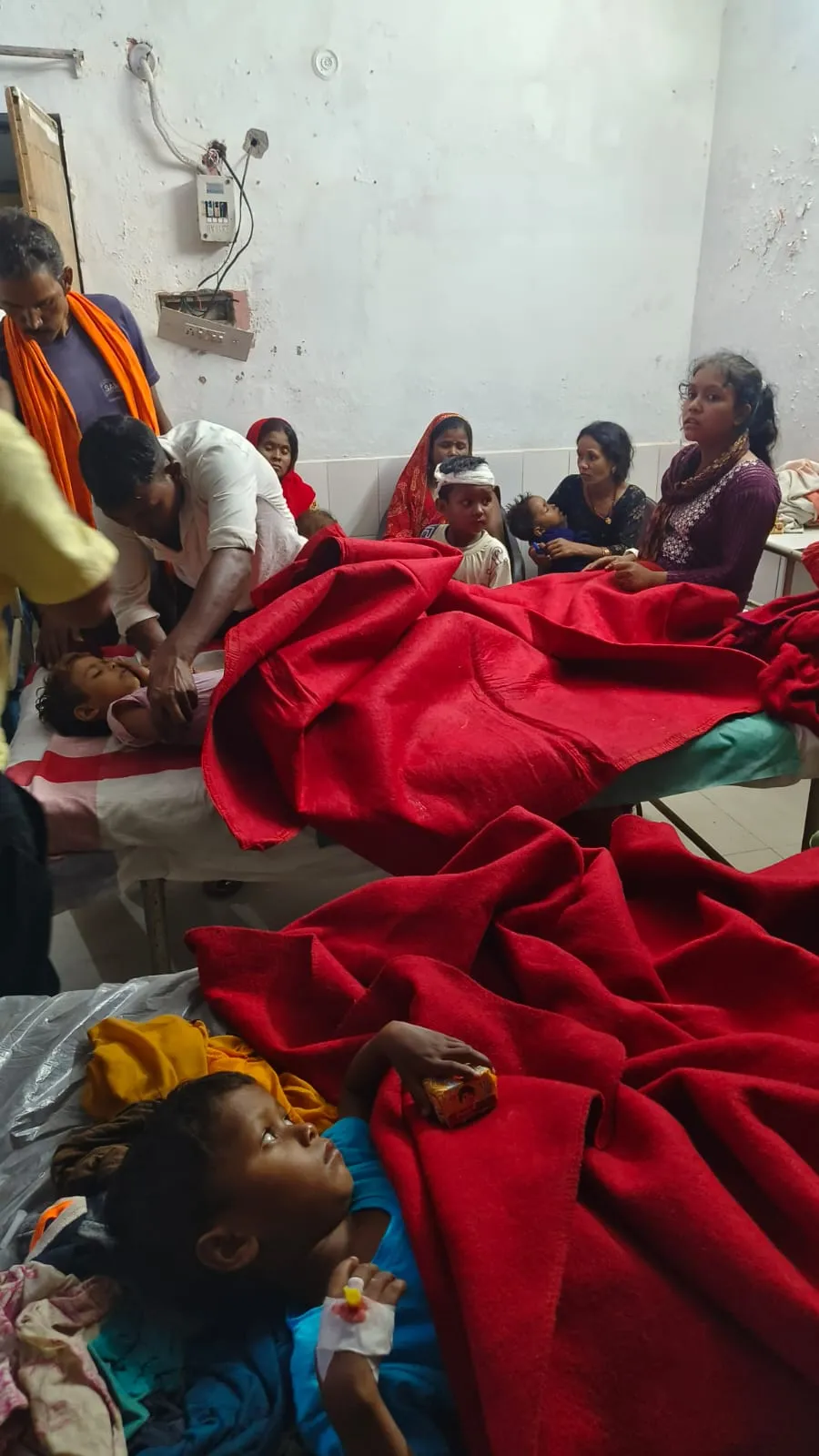 मुंडन करा कर  गांव लौटते समय बढ़नी पचपेड़वा मार्ग पर चरगहवा के  पास नाले में अनियंत्रित होकर बस गिरि 3 मरे , 24 घायल 